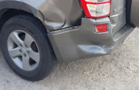 Silver SUV with rear bumper damage before Garage G&G repair it.